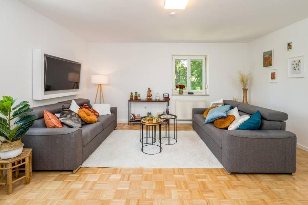 Eg Rechts -Wunderschone 80M² Grosse 3-Zimmer City Wohnung Nahe Salzburg ไฟรลาสซิง ภายนอก รูปภาพ